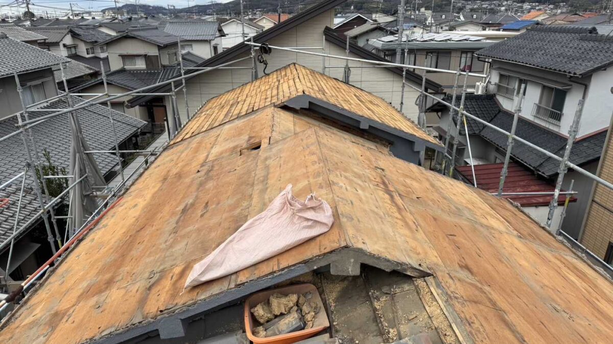 瓦を下ろして野地板が見えている葺き替え工事中の屋根