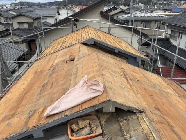 瓦を下ろして野地板が見えている葺き替え工事中の屋根
