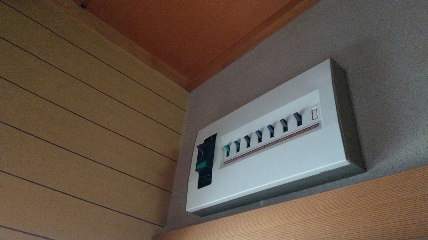 玄関の壁の上のほうに付いた分電盤